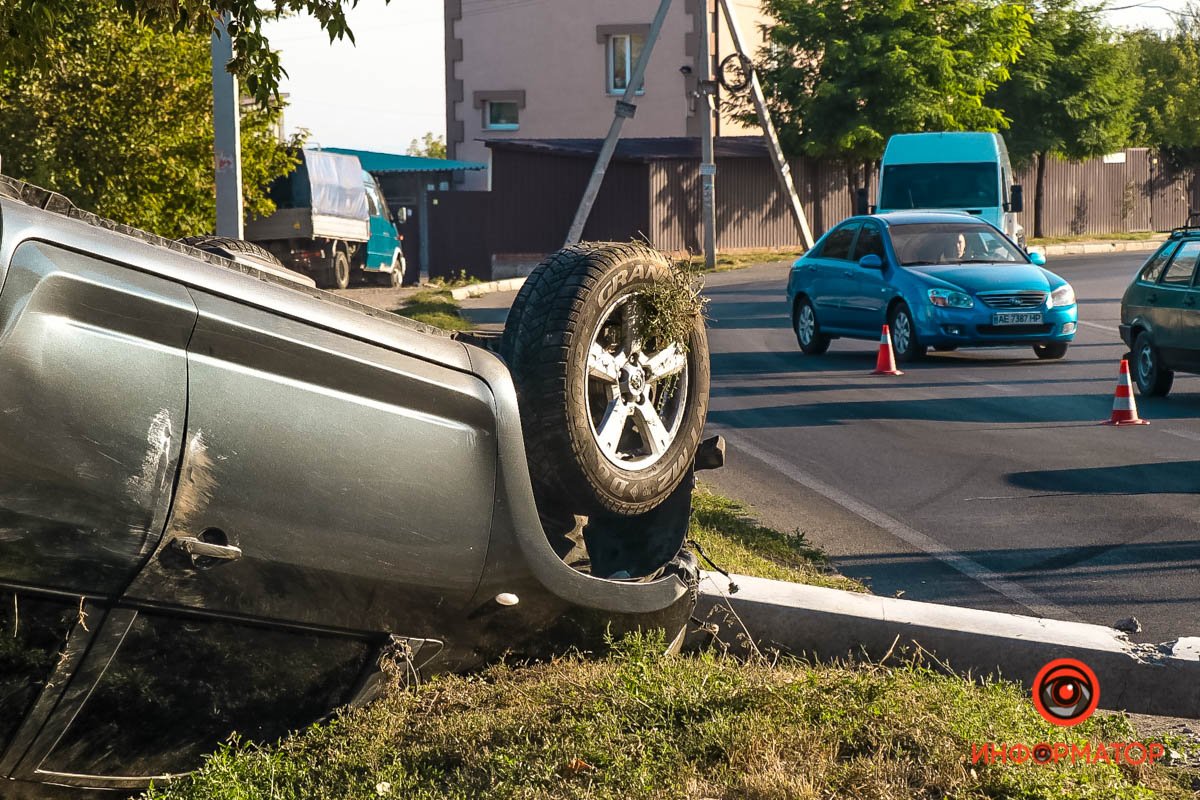 В Днепре на Криворожской Toyota снесла столб и перевернулась: пострадала девушка 8