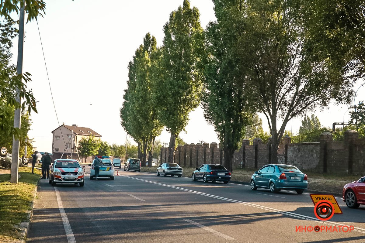 В Днепре на Криворожской Toyota снесла столб и перевернулась: пострадала девушка 9