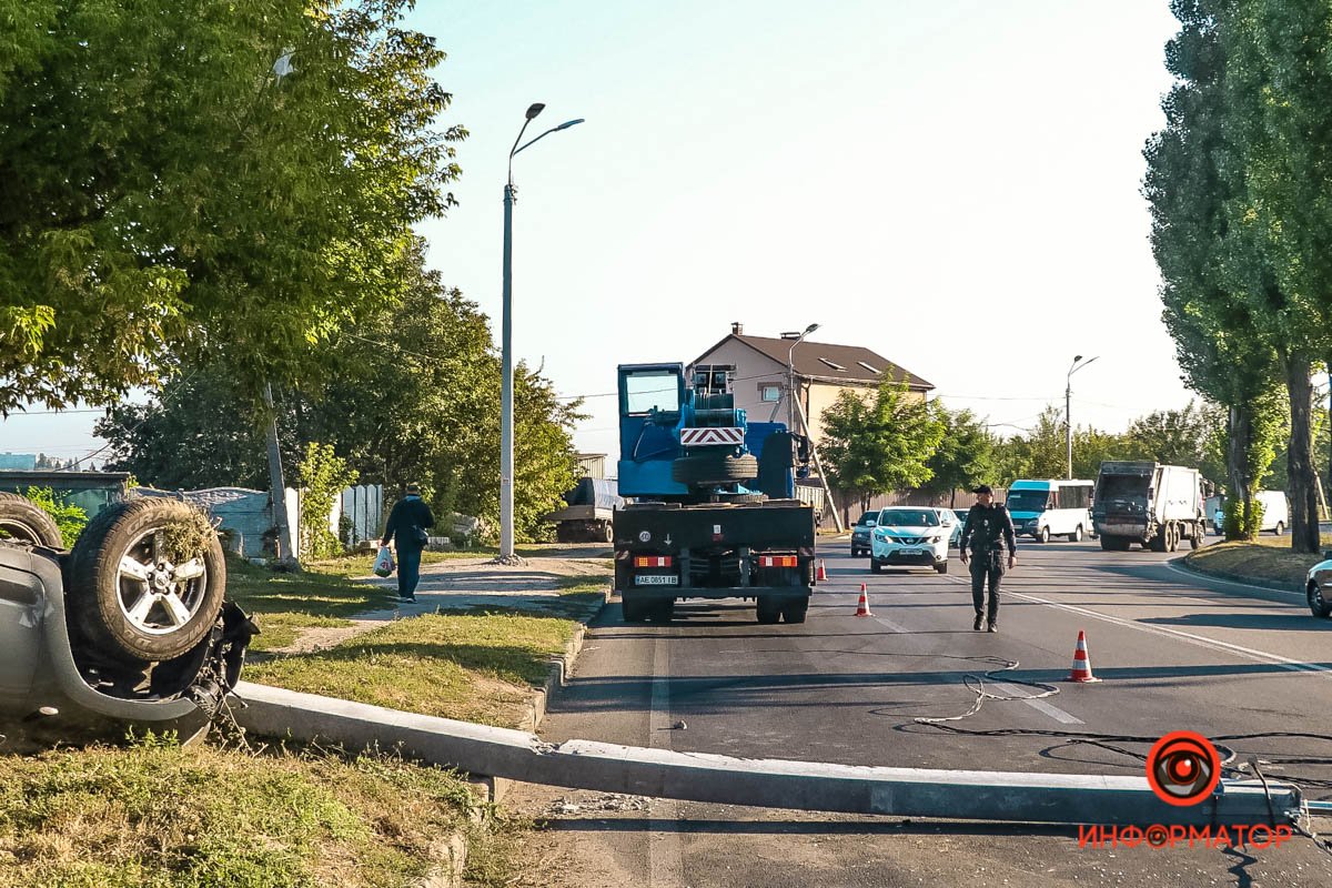 В Днепре на Криворожской Toyota снесла столб и перевернулась: пострадала девушка 10