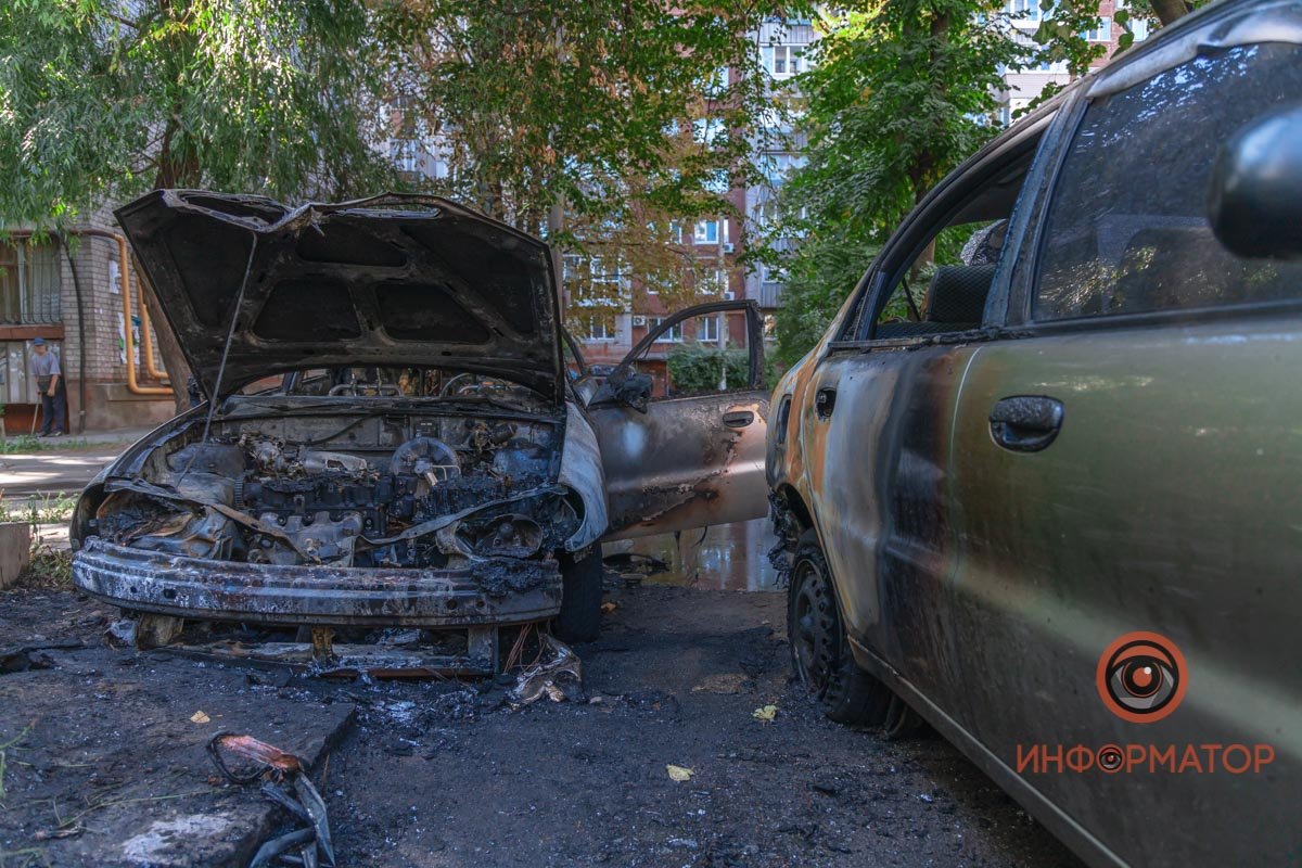 Огонь перебросился на соседнее авто
