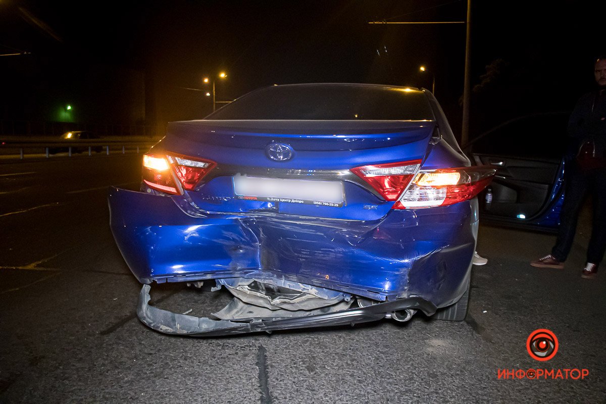В Днепре на Набережной Заводской столкнулись Toyota и Hyundai: пострадала девушка 1