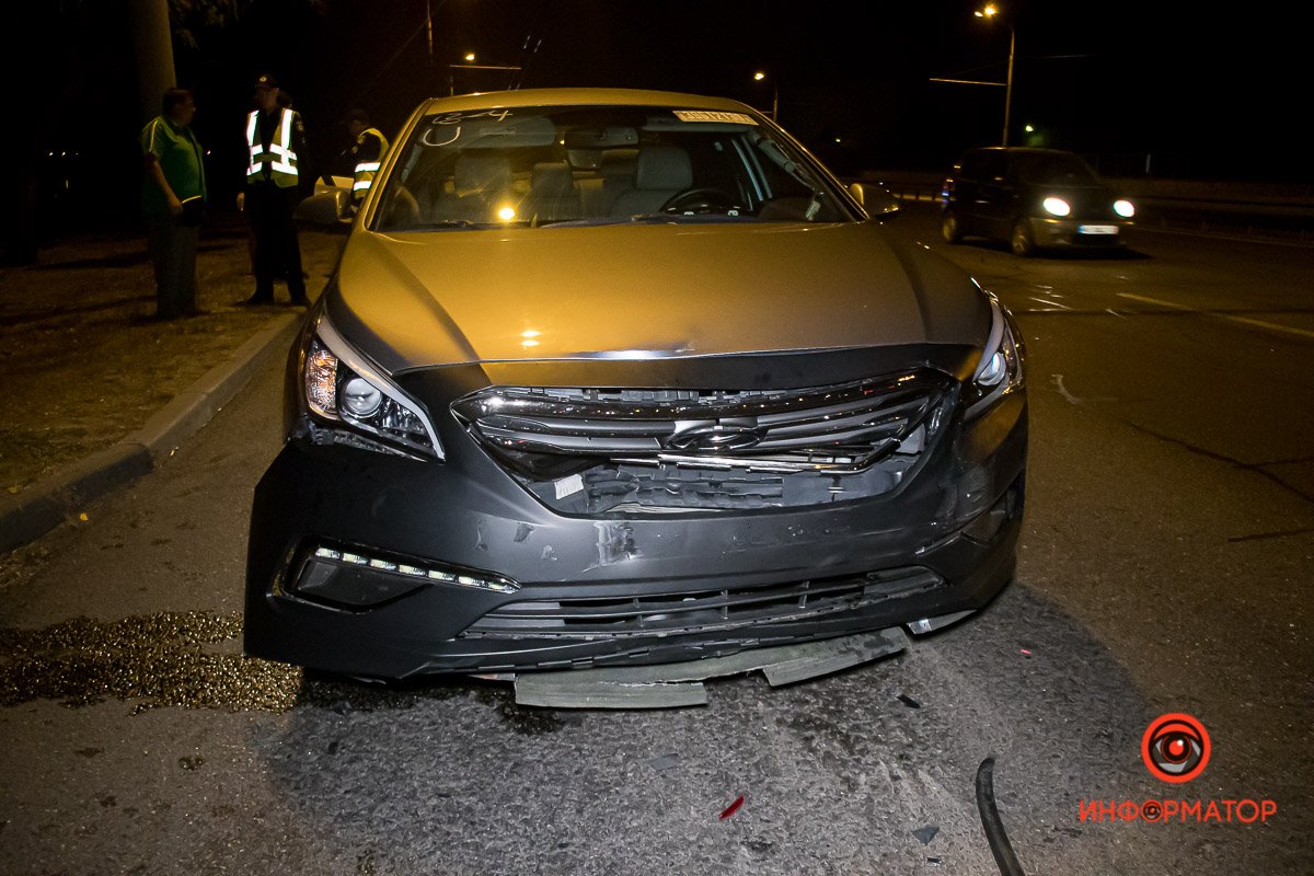 В Днепре на Набережной Заводской столкнулись Toyota и Hyundai: пострадала девушка 3
