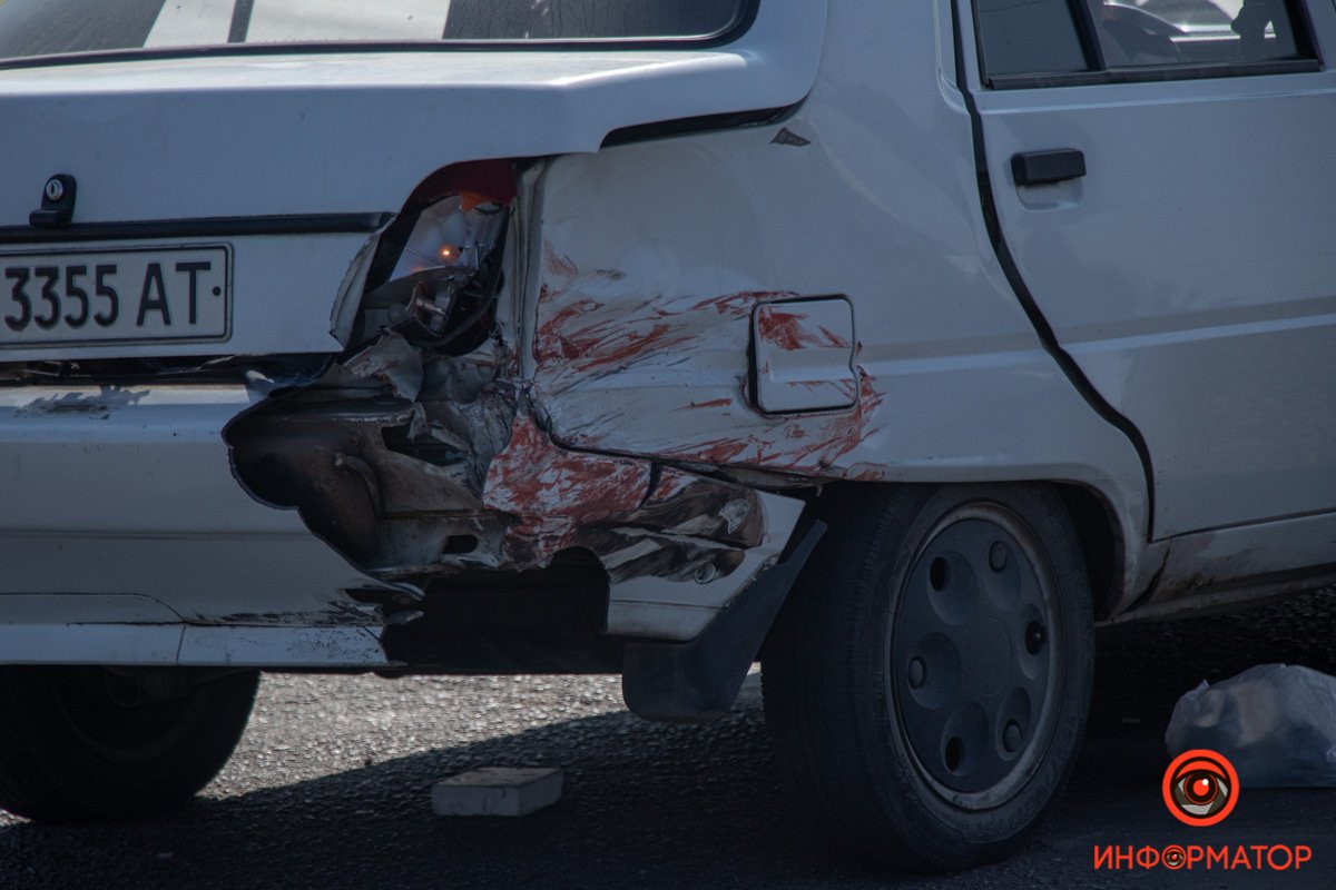 Заняты левые полосы движения по улицам Заняты левые полосы движения по улицам