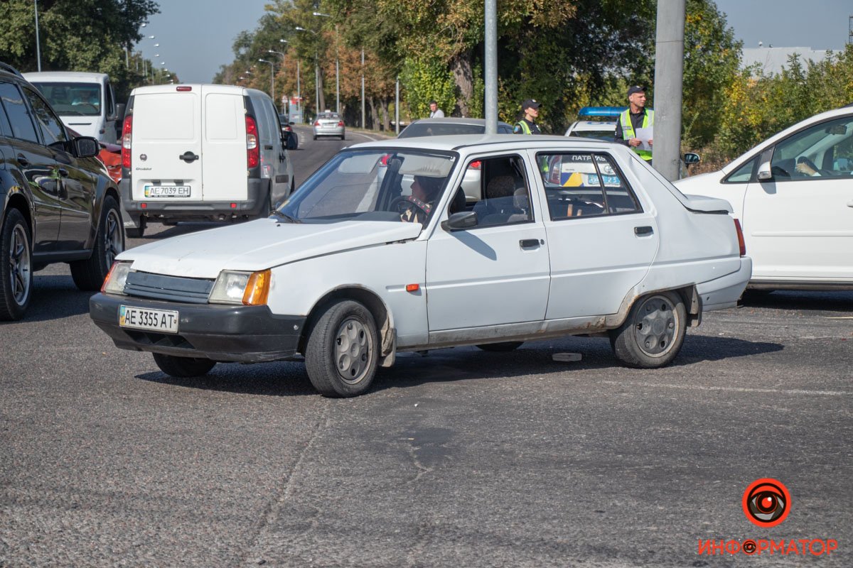 Авто посреди дороги Авто посреди дороги