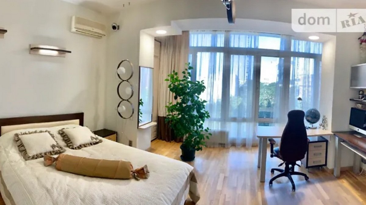 Почти 12 миллионов гривен Почти 12 миллионов гривен