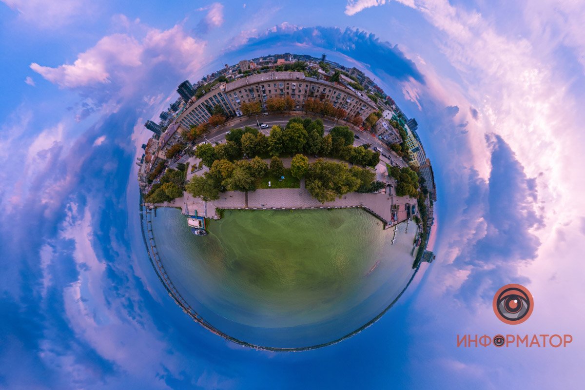 Вокруг искусственные лица, все подделка. И даже если хочешь утопиться - всюду мелко... Вокруг искусственные лица, все подделка. И даже если хочешь утопиться - всюду мелко...