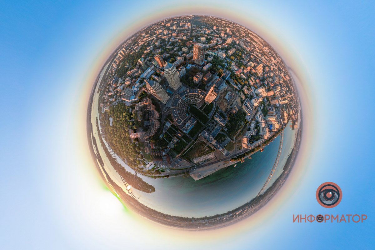 Было слишком холодное утро. Даже домики тянулись к небесам Было слишком холодное утро. Даже домики тянулись к небесам