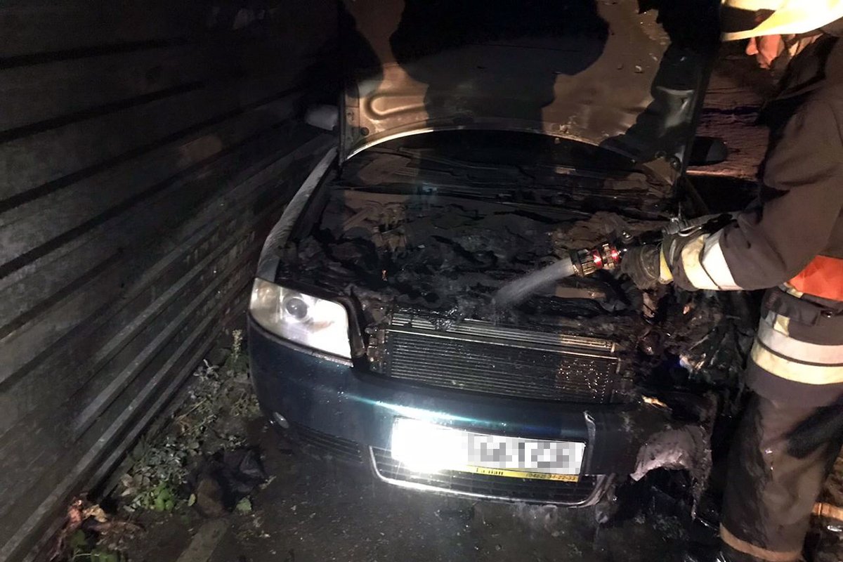 В Днепре в Пихтовом переулке ночью сгорела Audi 1