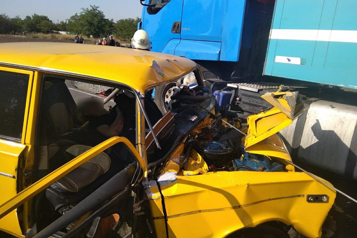 В Петриковском районе столкнулись ВАЗ-2106 и грузовой автомобиль Renault В Петриковском районе столкнулись ВАЗ-2106 и грузовой автомобиль Renault