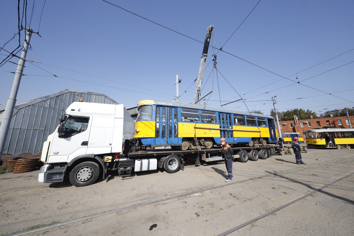 В Днепр привезли еще 7 трамваев из Германии 1