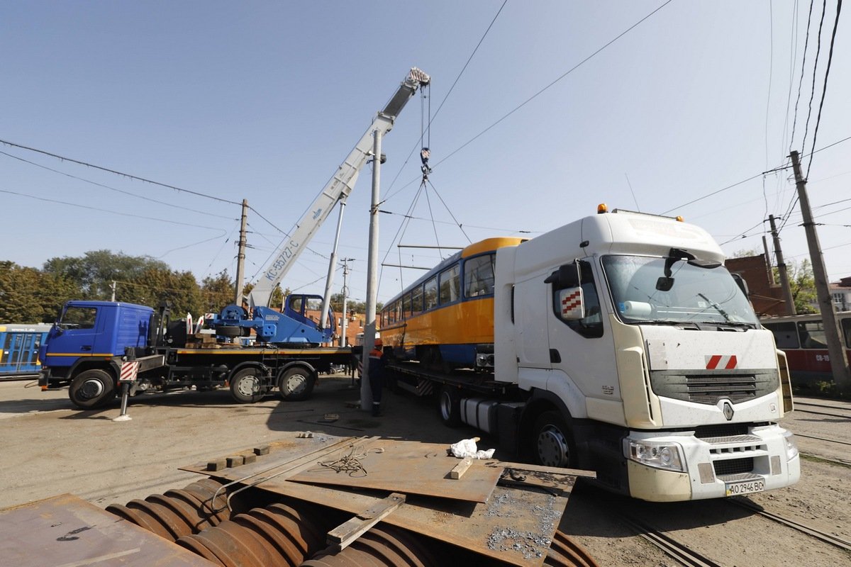 В Днепр привезли еще 7 трамваев из Германии 2
