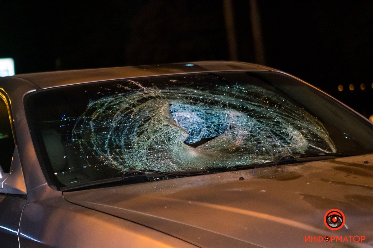 Разбитое стекло автомобиля Разбитое стекло автомобиля