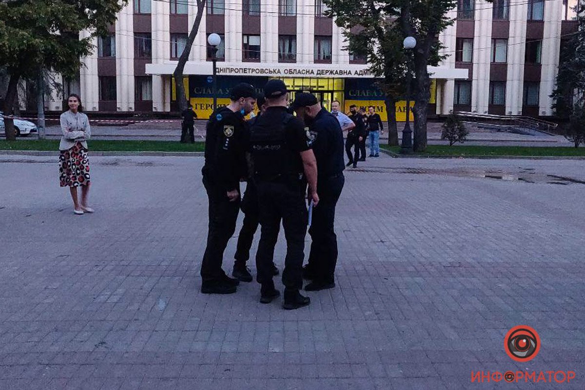 В Днепре "заминировали" здание облсовета: слышны взрывы, виден дым 1
