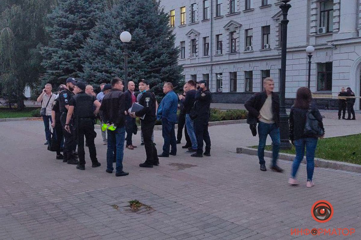 В Днепре "заминировали" здание облсовета: слышны взрывы, виден дым 2