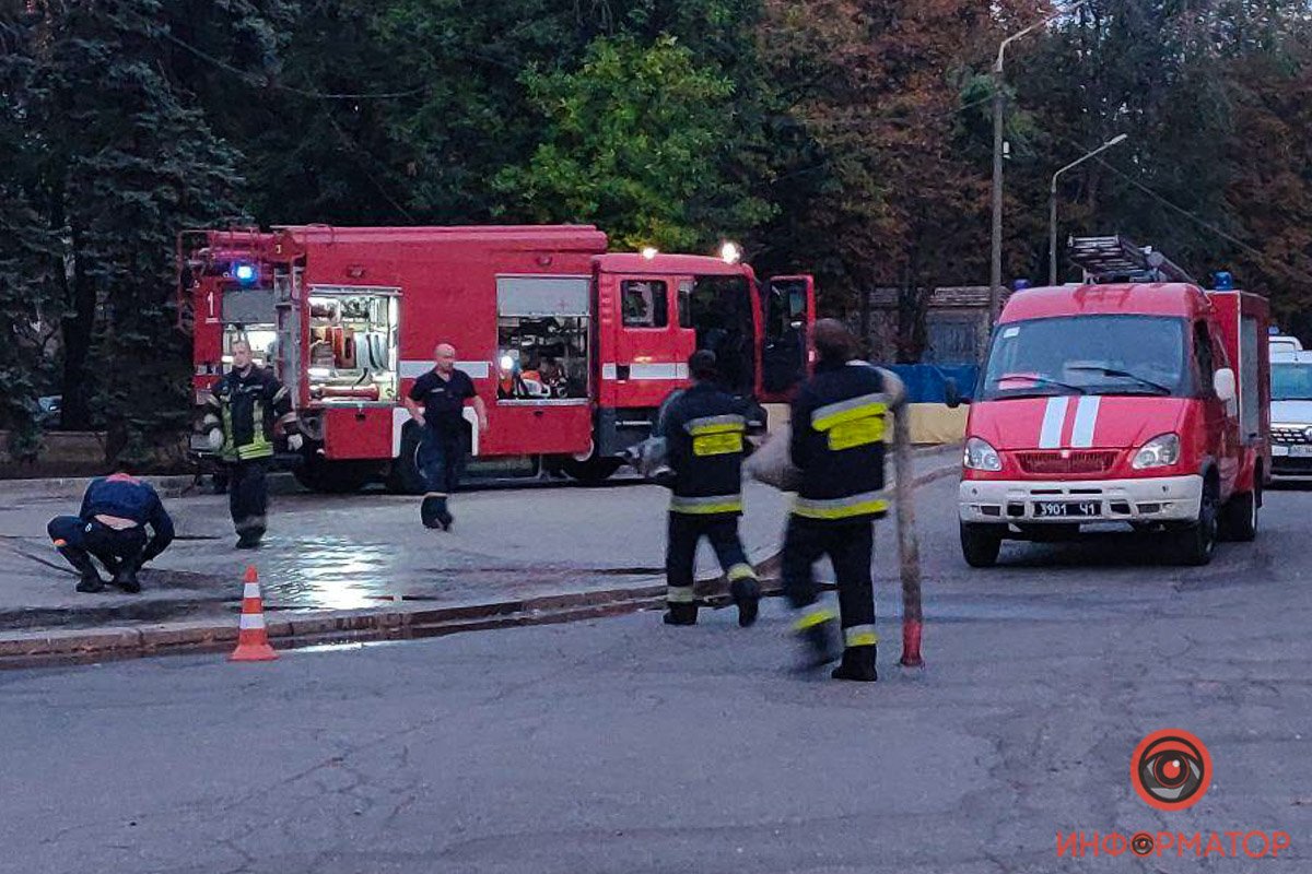 В Днепре "заминировали" здание облсовета: слышны взрывы, виден дым 3