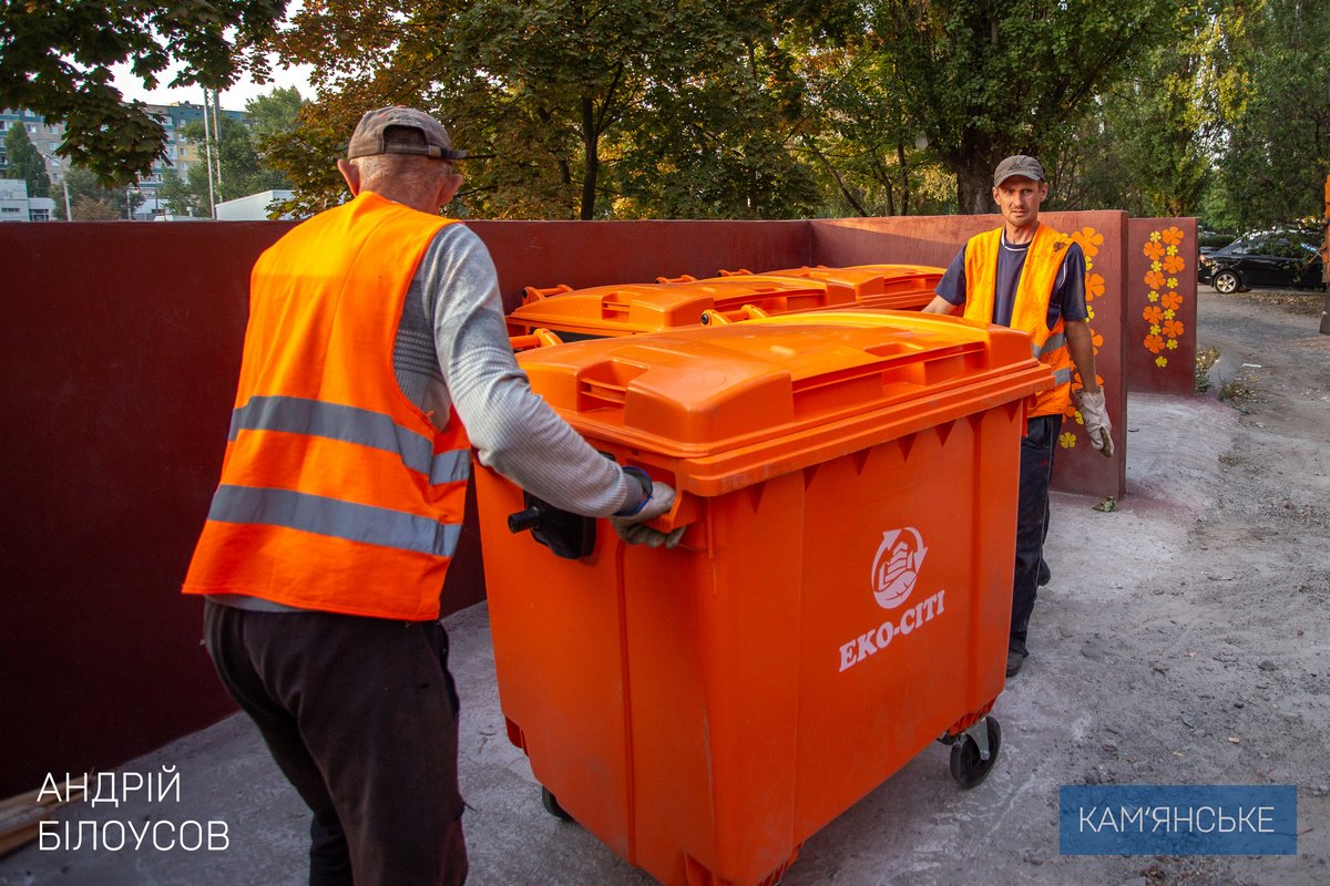 Каменское переходит на современные евроконтейнеры и мусоровозы 1
