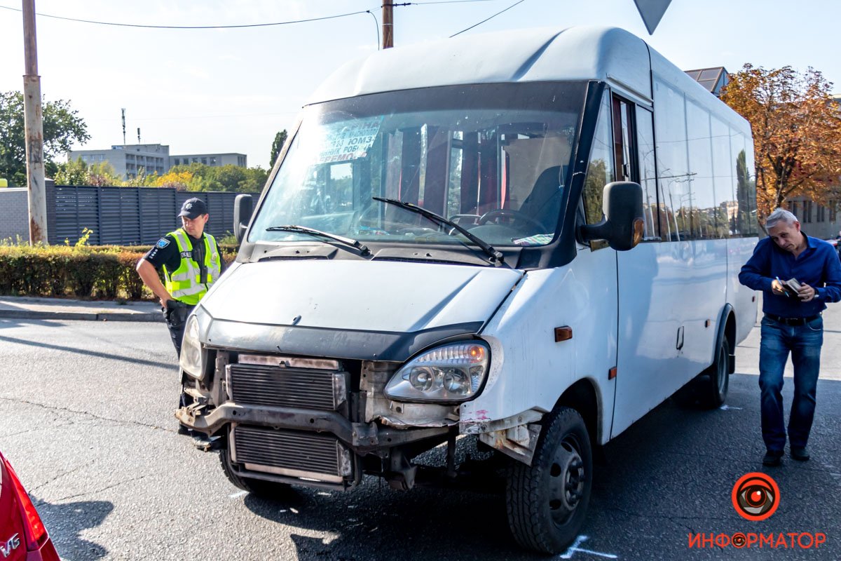 У маршрутки оторвало колесо У маршрутки оторвало колесо