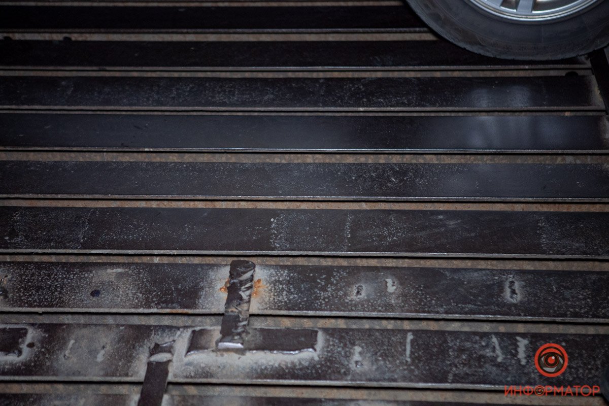 На улице Шевченко курьер Glovo попал колесом в решетку ливневки На улице Шевченко курьер Glovo попал колесом в решетку ливневки