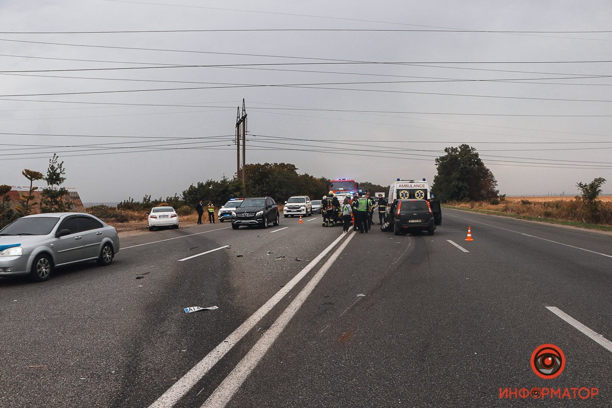 Авария произошла на Запорожском шоссе, недалеко от мемориала жертвам Голодомора Авария произошла на Запорожском шоссе, недалеко от мемориала жертвам Голодомора