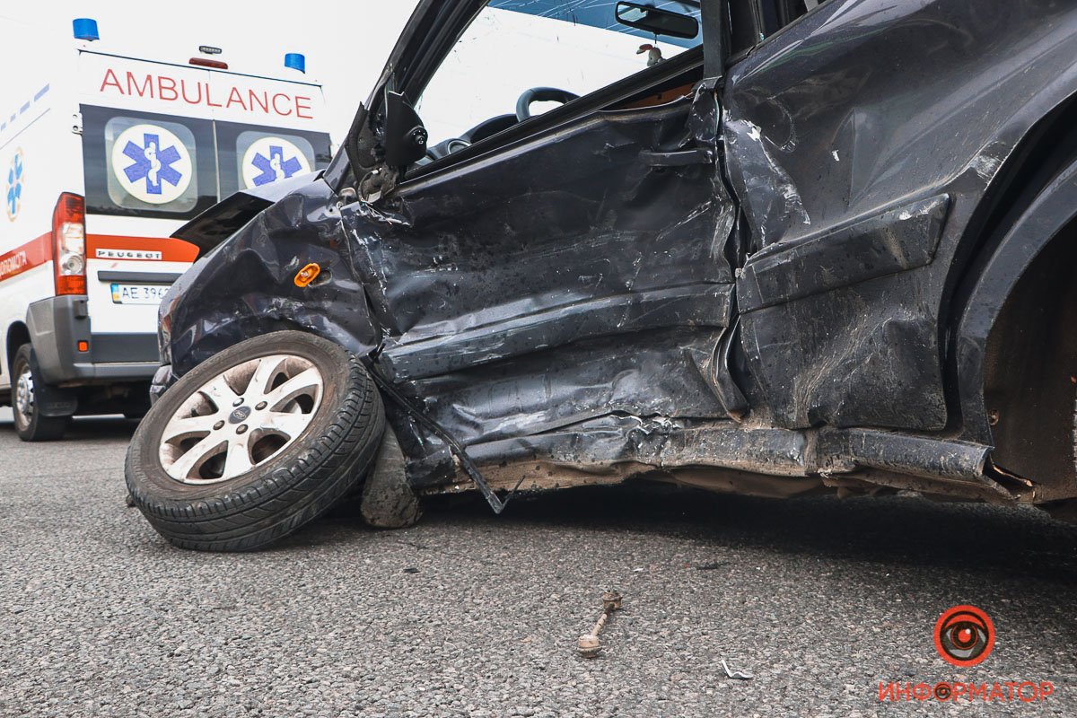 Удар пришелся на водительскую сторону Ford Удар пришелся на водительскую сторону Ford