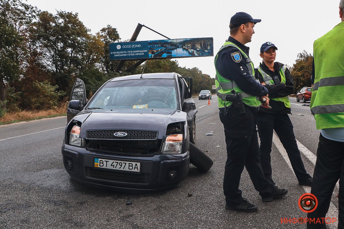 По словам очевидцев, Toyota ударила Ford, когда тот то ли пошел на разворот, то ли перестраивался По словам очевидцев, Toyota ударила Ford, когда тот то ли пошел на разворот, то ли перестраивался