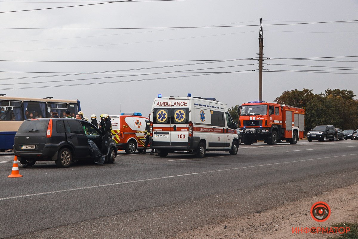 Заняты крайние левые полосы в обоих направлениях Заняты крайние левые полосы в обоих направлениях