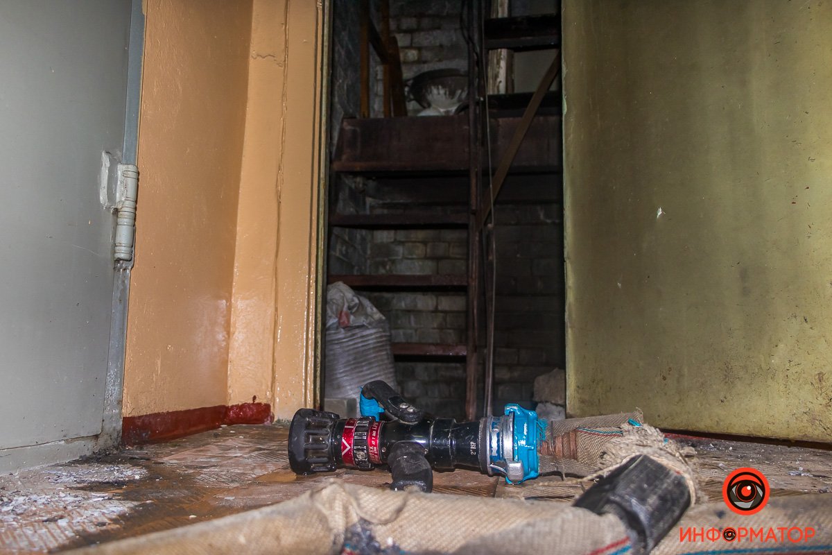 Ориентировочно мусор загорелся между 5 и 6 этажами