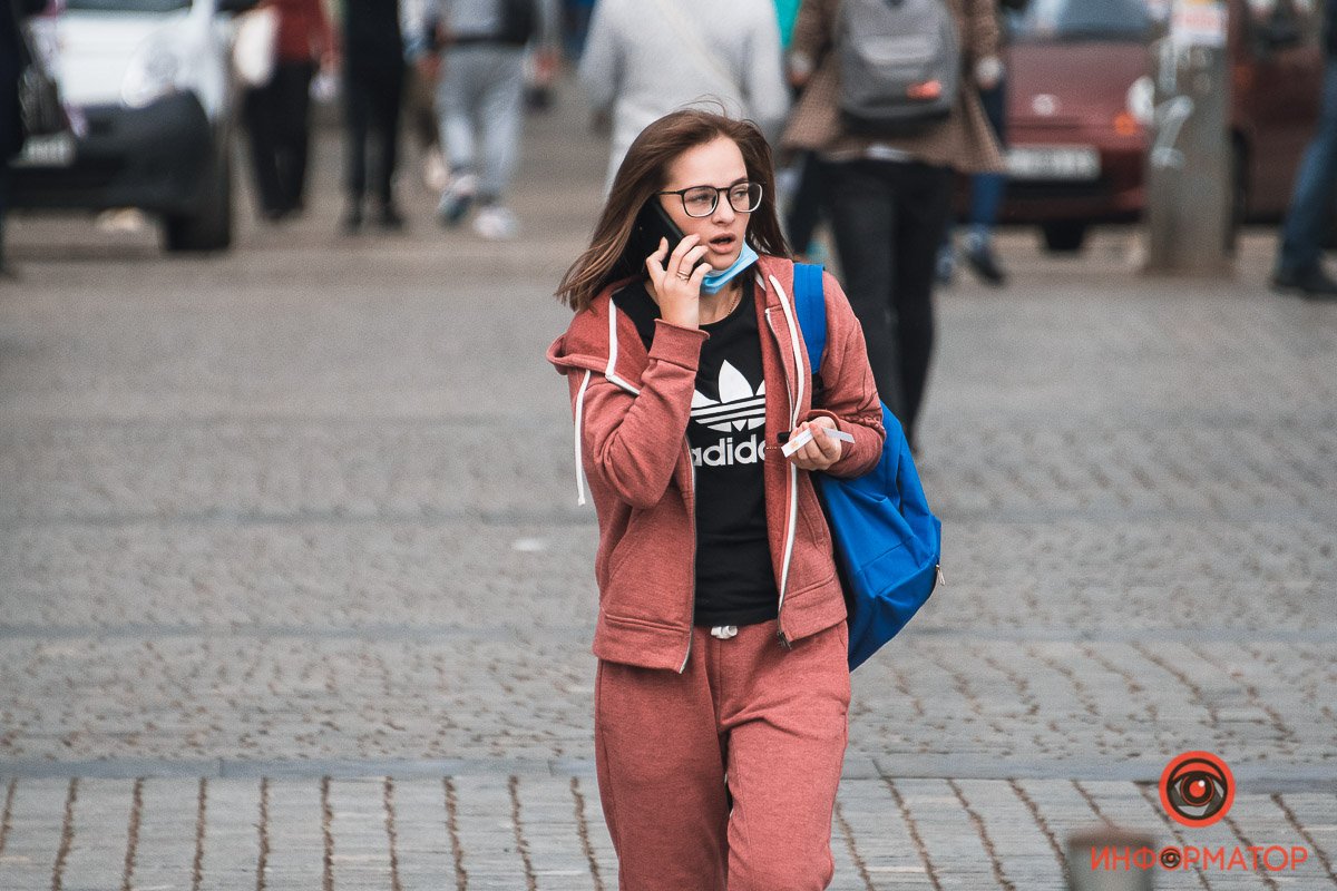 В ваших ручках бумажка с предсказанием? Что там? Что там? 😝