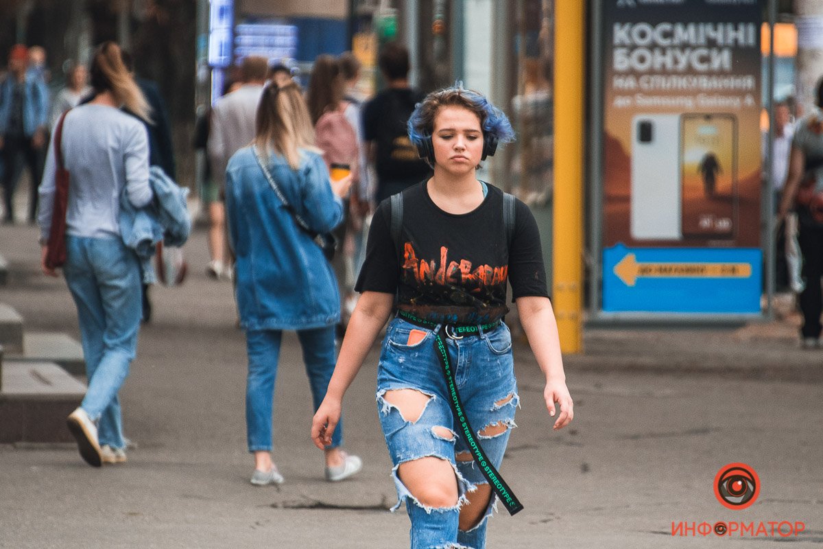 - Почему ты постоянно ходишь в наушниках? - Они как подушка безопасности между мной и остальным миром.