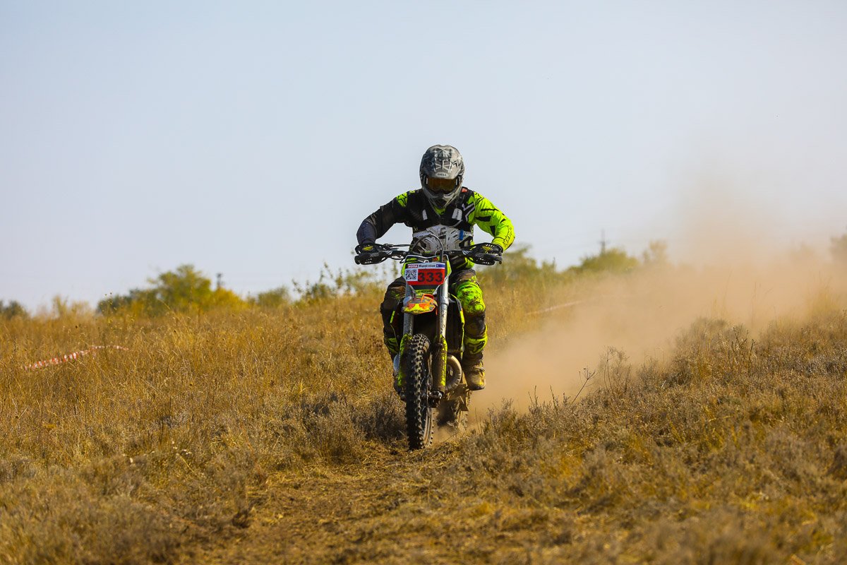 При ускорении слезы восхищения должны стекать по щекам горизонтально, в направлении ушей При ускорении слезы восхищения должны стекать по щекам горизонтально, в направлении ушей