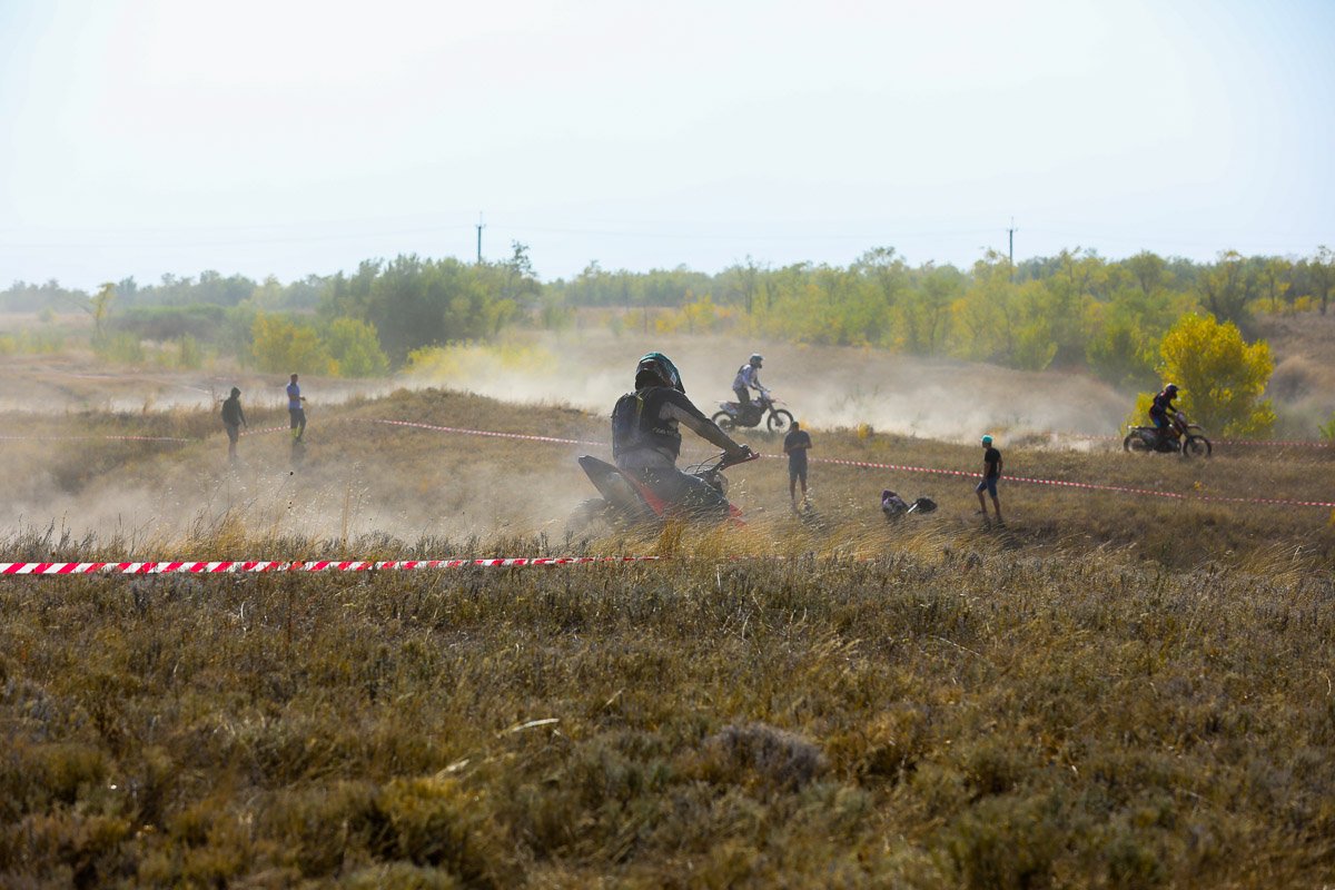 Заставил соперников глотать пыль за собой Заставил соперников глотать пыль за собой