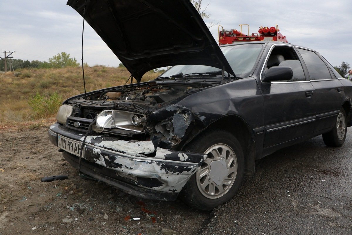 Вылетев на "встречку", Toyota ударил Renault Вылетев на "встречку", Toyota ударил Renault