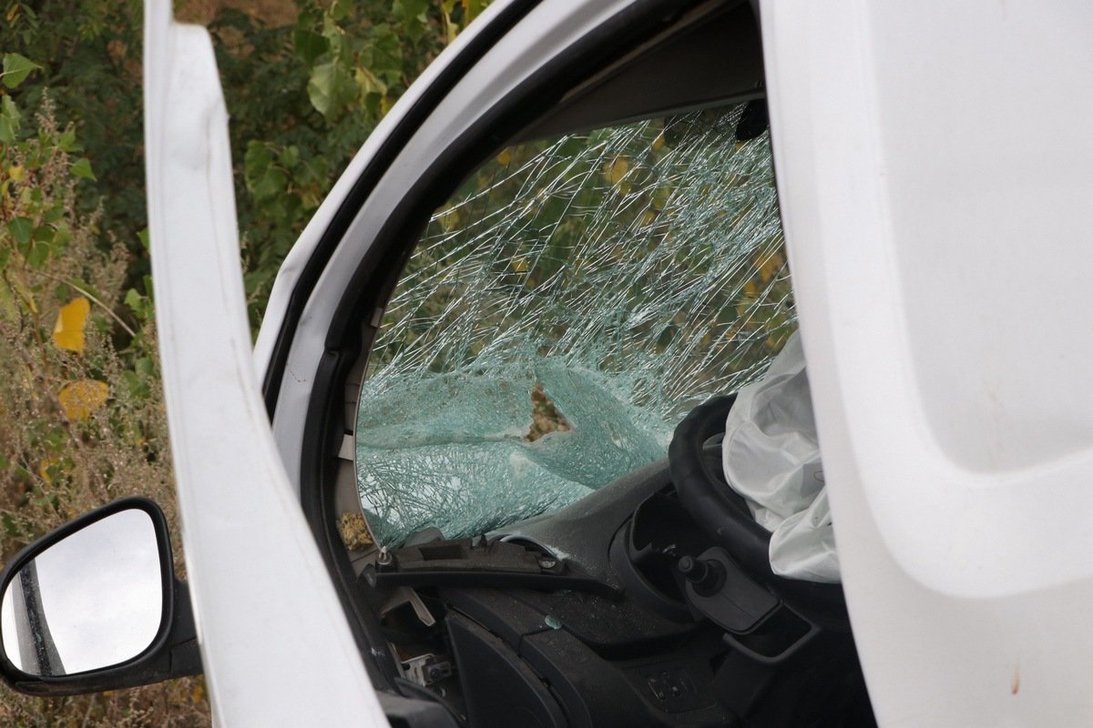 Водителя Renault отвезли в больницу до приезда полиции, но позже вернулся на место происшествия Водителя Renault отвезли в больницу до приезда полиции, но позже вернулся на место происшествия