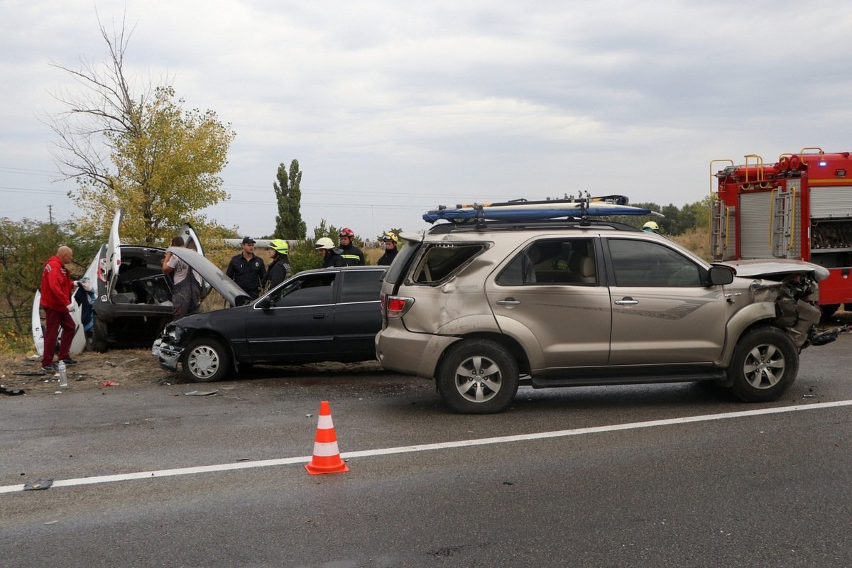 Ford, который ехал за Renault, успел затормозить, но зацепил Toyota Ford, который ехал за Renault, успел затормозить, но зацепил Toyota