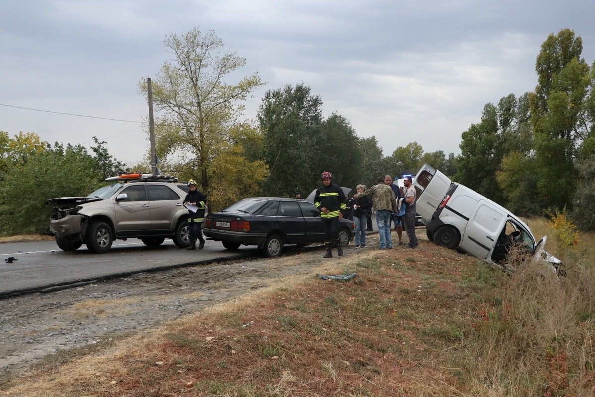 На место ДТП прибыли полиция, спасатели и медики На место ДТП прибыли полиция, спасатели и медики