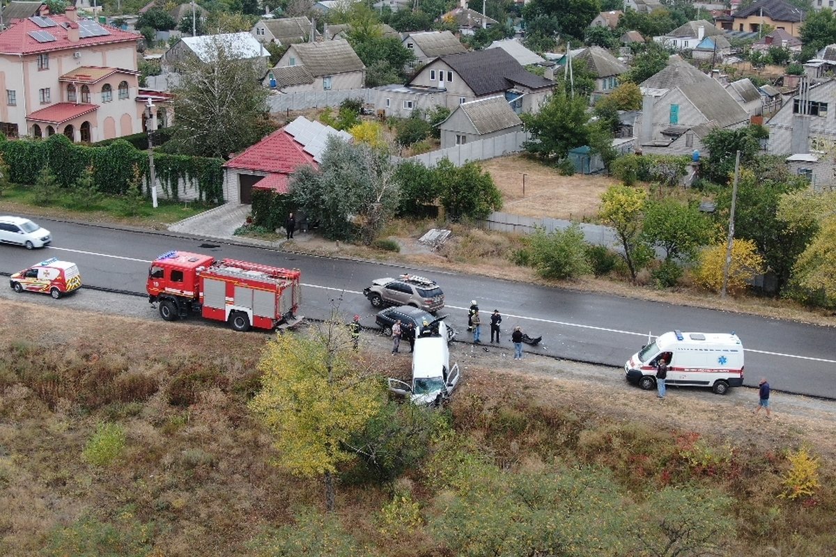 Спасатели сняли клеммы с аккумуляторов, смыли топливо с дороги и помогли людям выбраться из машин Спасатели сняли клеммы с аккумуляторов, смыли топливо с дороги и помогли людям выбраться из машин