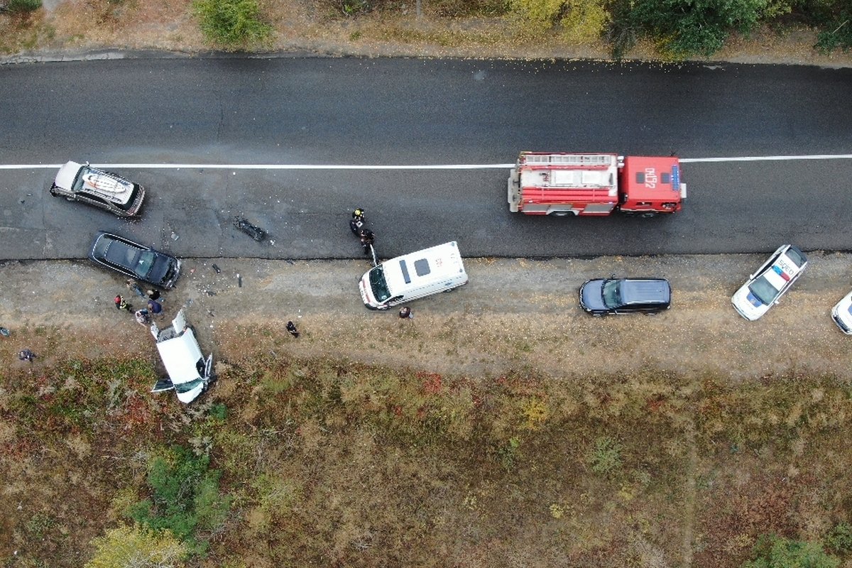 Будьте осторожны на скользких дорогах и учитывайте погодные условия при вождении Будьте осторожны на скользких дорогах и учитывайте погодные условия при вождении
