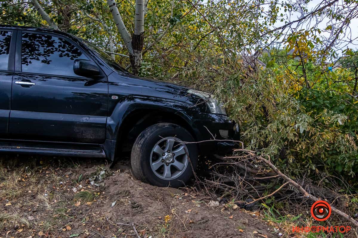 Toyota врезалась в дерево и вылетел в кювет Toyota врезалась в дерево и вылетел в кювет
