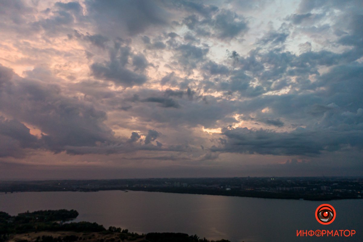 Провозглашает тишину. Провозглашает тишину.