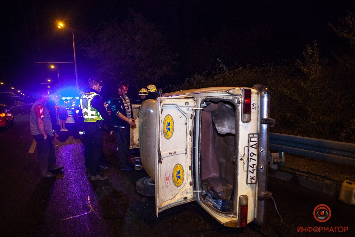 Водитель авто не справился с управлением и врезался в отбойное ограждение