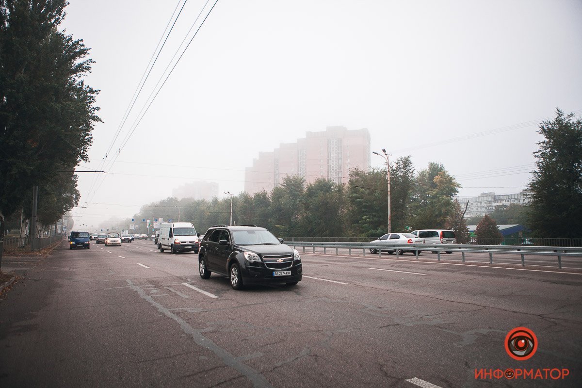 и бутылок мерцал неподвижный ряд,