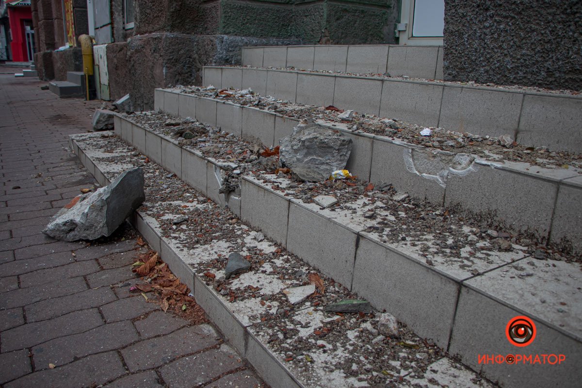 Фрагменты фасада рухнули на ступени Фрагменты фасада рухнули на ступени