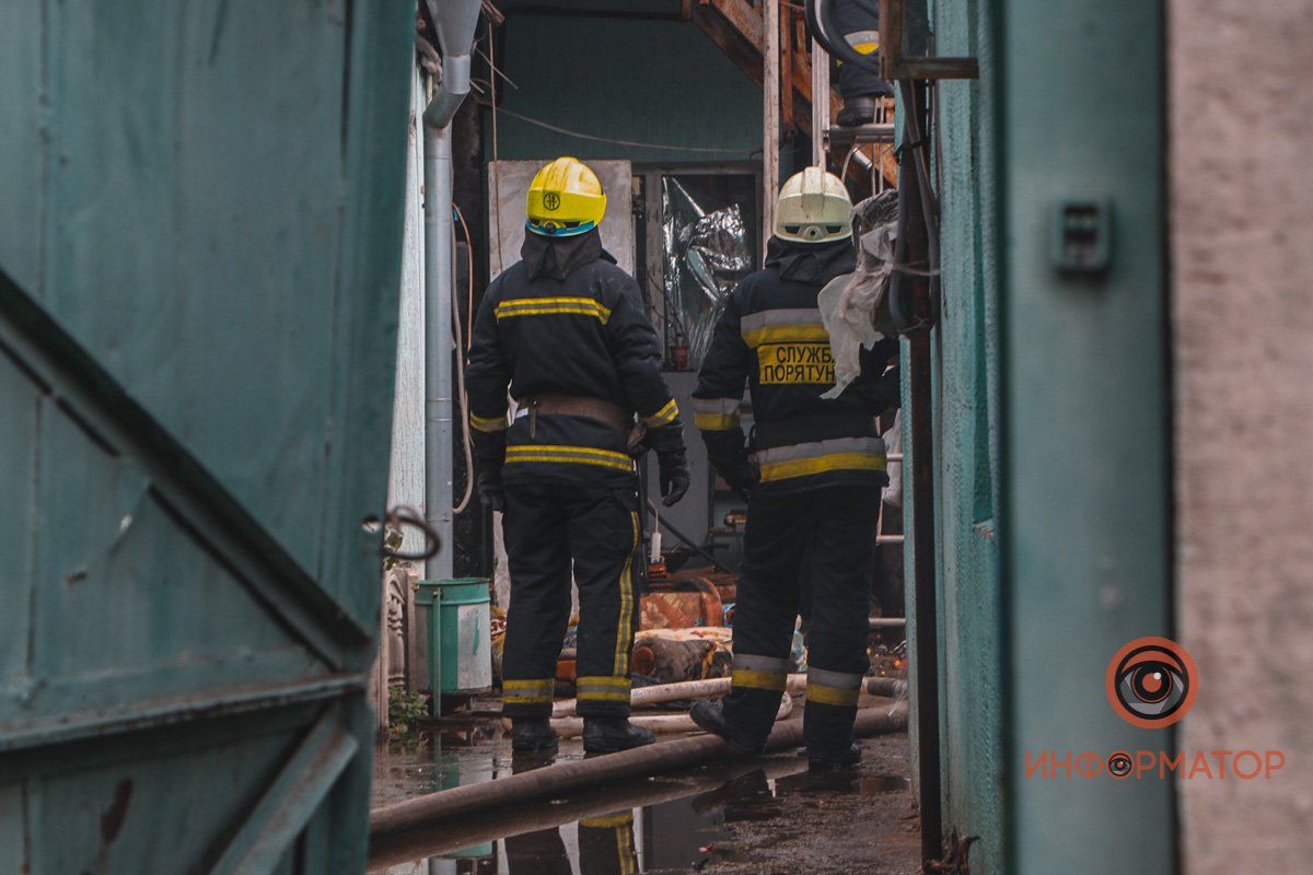 В Днепре на Трамвайной горит частный дом 8