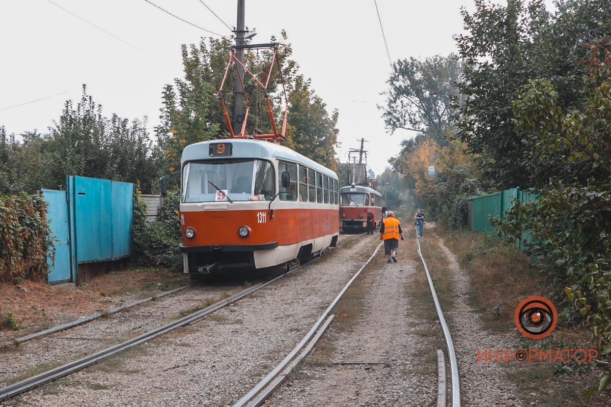 В Днепре на Трамвайной горит частный дом 9
