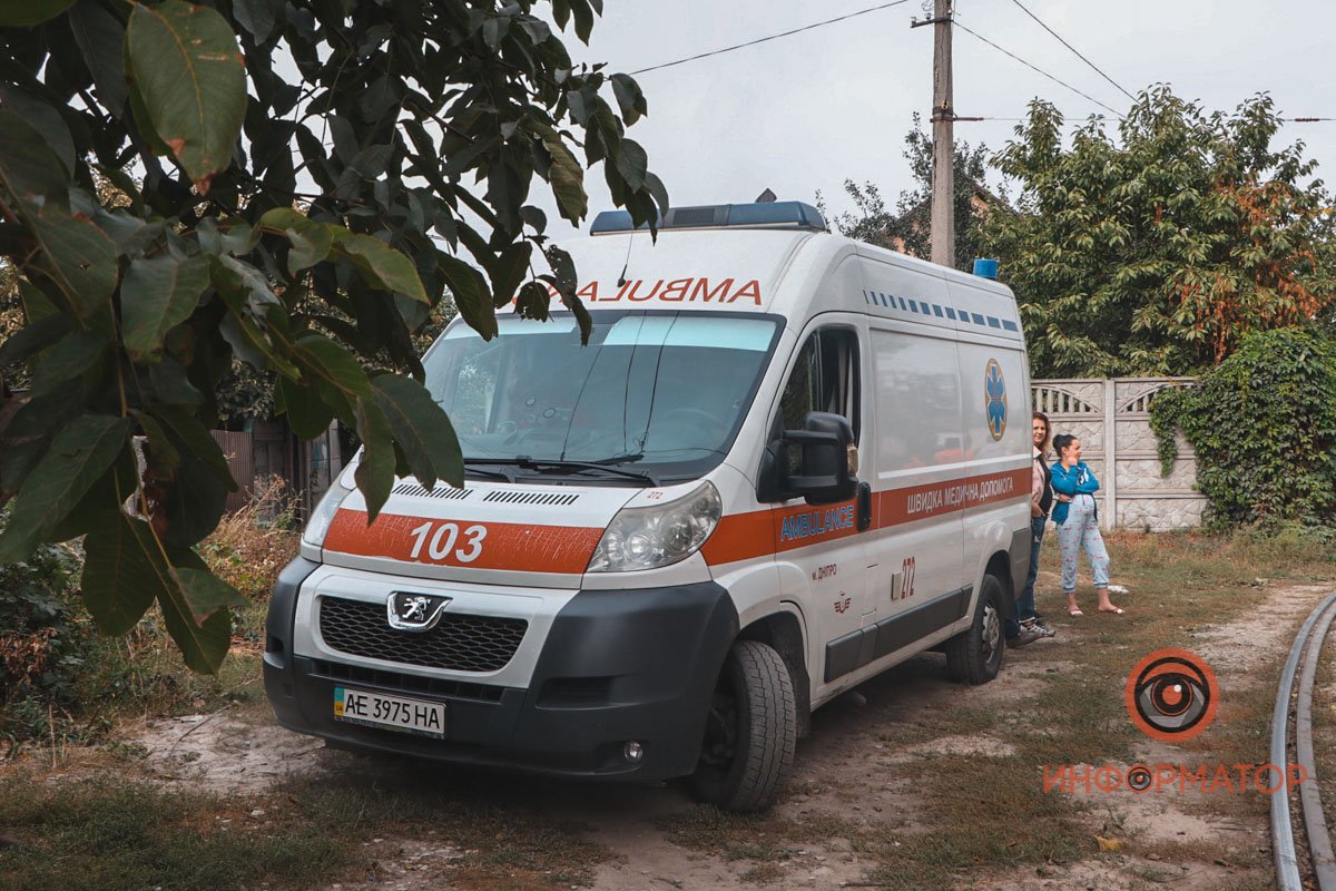 В Днепре на Трамвайной горит частный дом 10