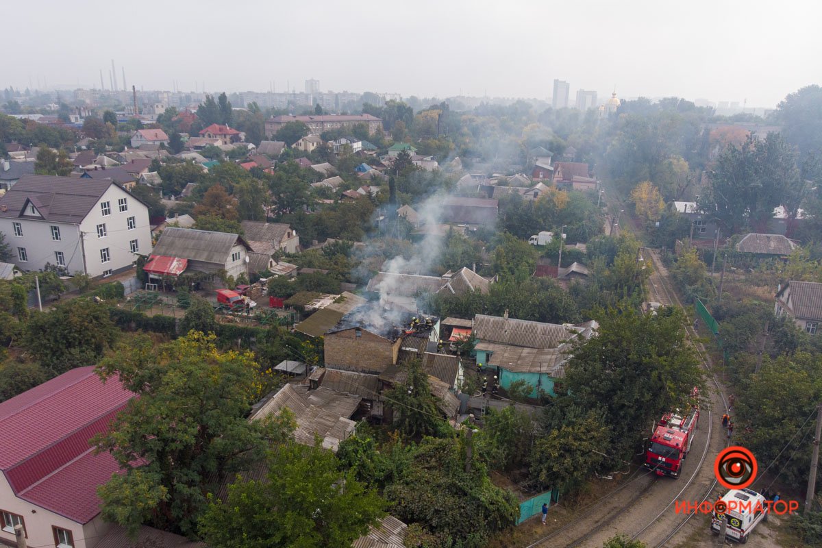 В Днепре на Трамвайной горит частный дом 11