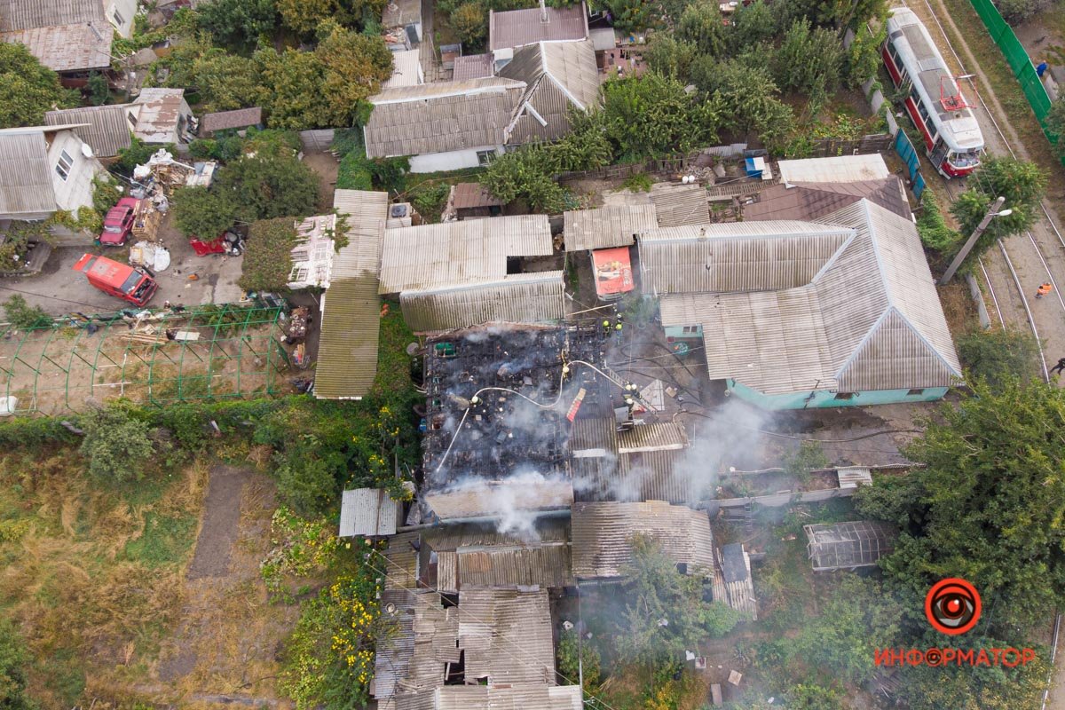 В Днепре на Трамвайной горит частный дом 12