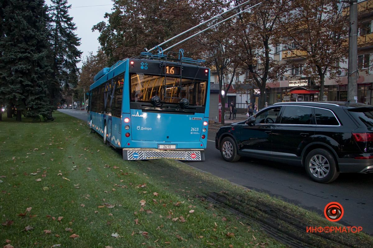 Audi выехал с улицы Лизы Чайкиной Audi выехал с улицы Лизы Чайкиной
