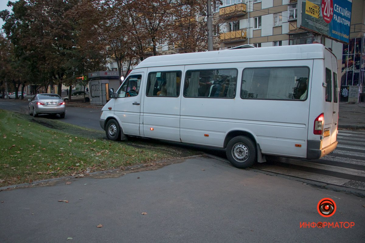 Водители объезжали по газону Водители объезжали по газону