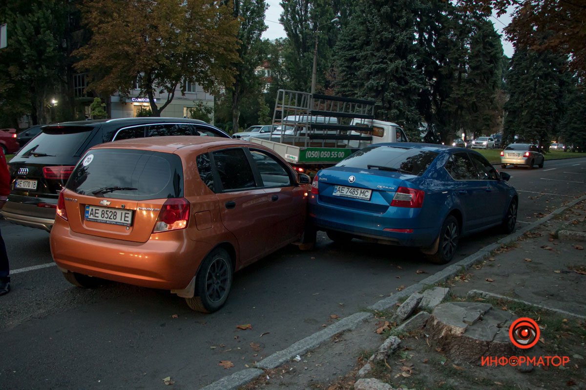Chevrolet начал движение от обочины и задел два авто Chevrolet начал движение от обочины и задел два авто